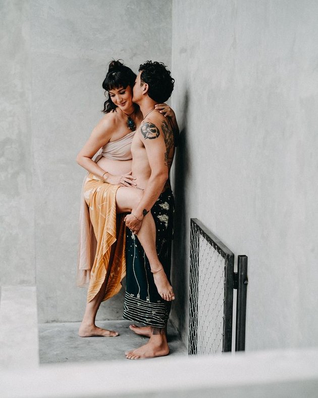 Memamerkan hasil maternity shoot terbarunya, Nadine Chandrawinata nggak hanya kembali memamerkan bare baby bump-nya, namun juga momen ciuman manja bersama Dimas Anggara yang sukses bikin baper netizen.