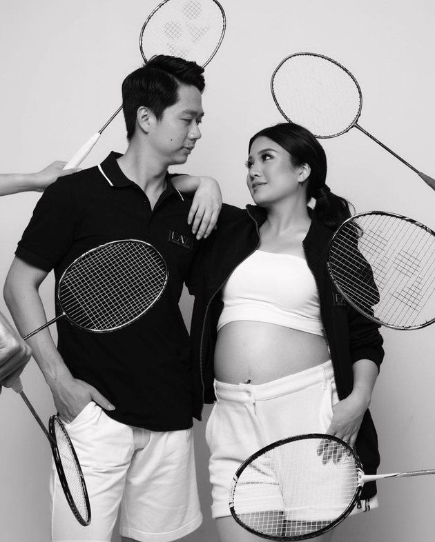 7 Portraits of Maternity Shoot Valencia Tanoe and Kevin Sanjaya, Affectionate with Badminton Theme - Adorable Baby Bump