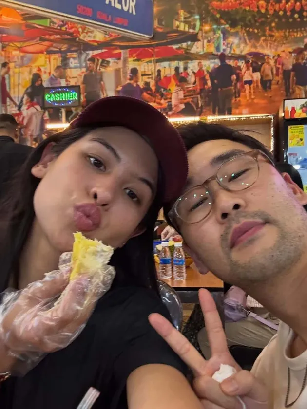 Maudy Ayunda makan durian