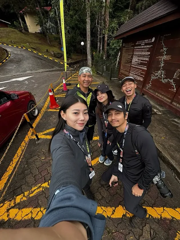 Wendy Walters bareng rekan-rekan pendaki Gunung Kinabalu