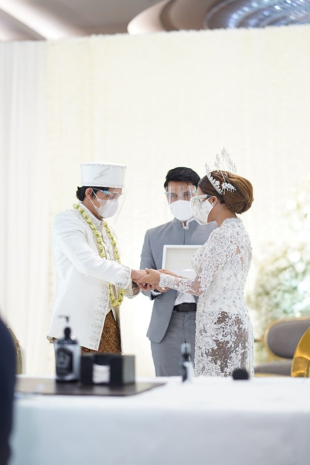 Setelah dinyatakan sah menjadi suami istri usai prosesi ijab kabul, Atta Halilintar dan Aurel Hermansyah melakukan proses tukar cincin.