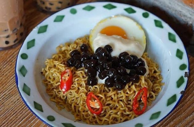 7 Pictures of Instant Noodles Mixed with Unusual Foods, There's Chocolate & Boba!