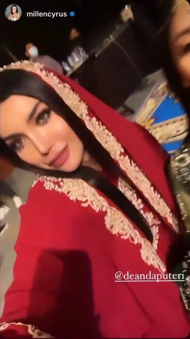 Milen Cyrus pakai kaftan dan kerudung