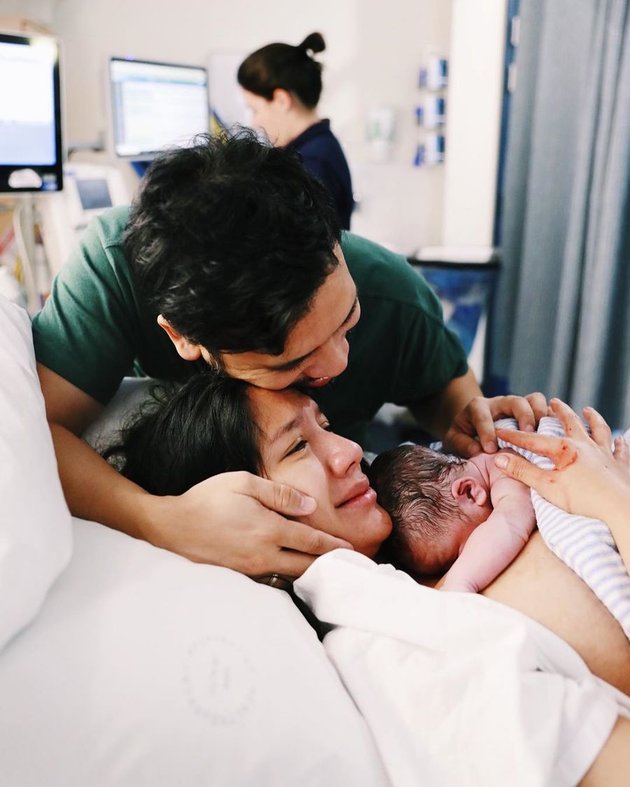 7 Portraits of Acha Sinaga and Husband's Happy Moments After Giving Birth to Their First Son