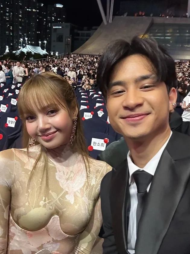 Momen Devano Danendra Foto Bareng Lisa BLACKPINK