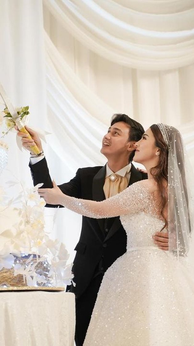 7 Portraits of Memorable Moments at Felicya Angelista and Caesar Hito's Wedding, Blessing - Cake Cutting