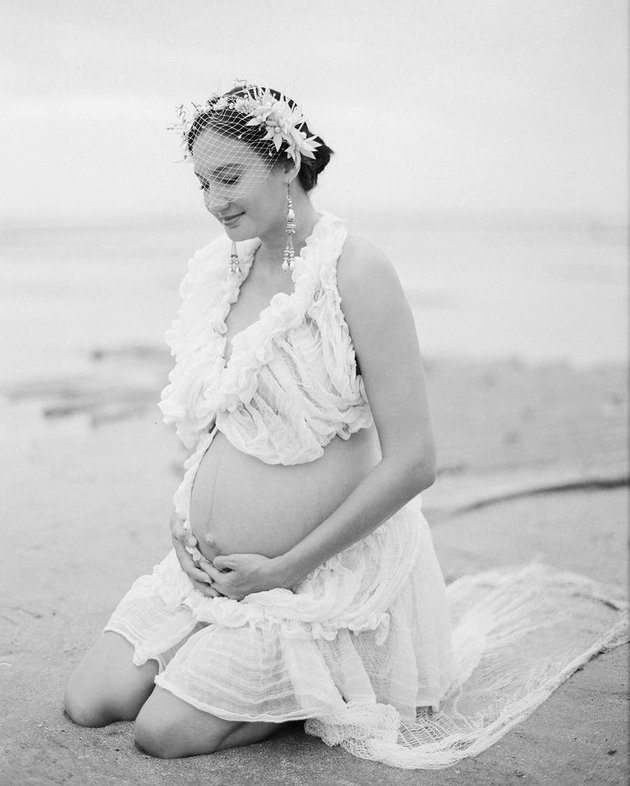 7 Portraits of Nadine Chandrawinata Showing Babybump on the Beach, Beautifully Wearing Curtain Fabric Dress - Called Queen of The Sea