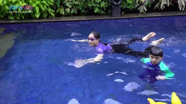 7 Portraits of Nagita Slavina Swimming While Pregnant, Beats Baim Wong in a Race - Her Swimsuit Remains Modest Even in Her Own Pool