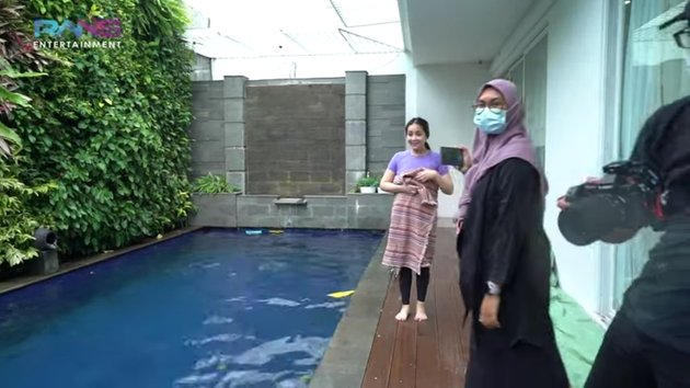 7 Portraits of Nagita Slavina Swimming While Pregnant, Beats Baim Wong in a Race - Her Swimsuit Remains Modest Even in Her Own Pool