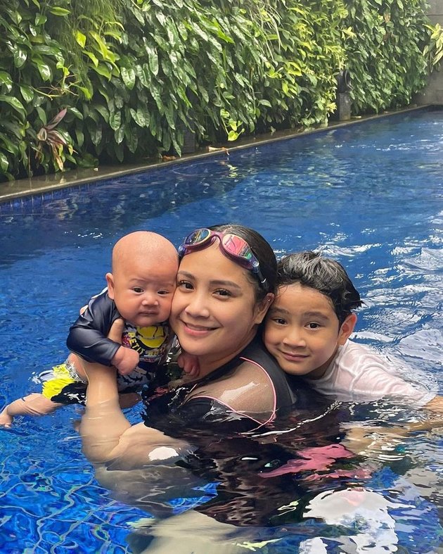 7 Portraits of Nagita Slavina's First Time Taking Baby Rayyanza Swimming in the Pool - Rafathar Excited to Carry His Sibling