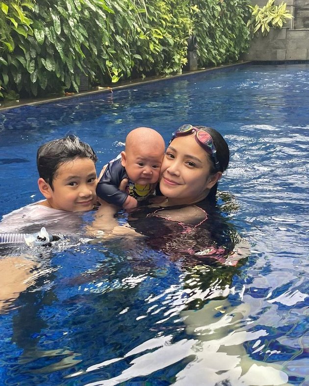 7 Portraits of Nagita Slavina's First Time Taking Baby Rayyanza Swimming in the Pool - Rafathar Excited to Carry His Sibling