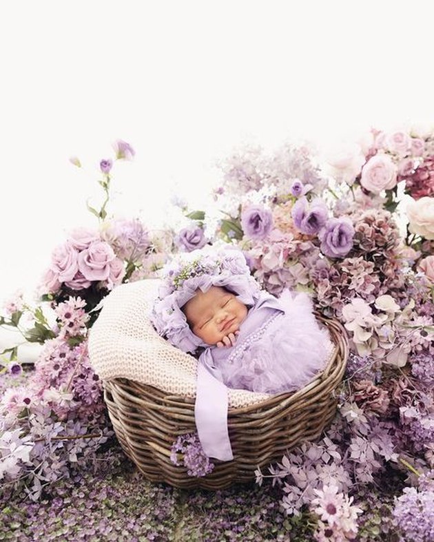7 Portraits of Newborn Photoshoot Baby Kamya, Fitri Tropica's Second Daughter, Compact with Her Sister - Unique Inspired by Kendall and Kylie Jenner's Photos