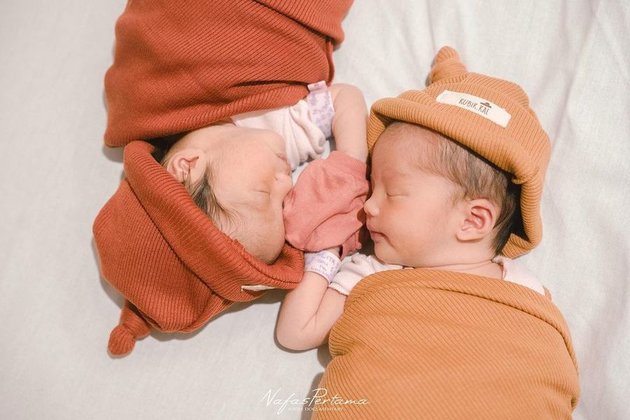 7 Portraits of Newborn Photoshoot Rey and Key, Tasya Kamila's Twin Nieces, Adorably Wearing Kebaya