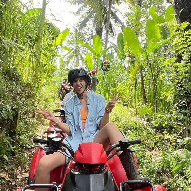 7 Portraits of Nia Ramadhani Riding ATV with Family, Happy and Content - Not Bothered by Dirty Clothes Covered in Mud