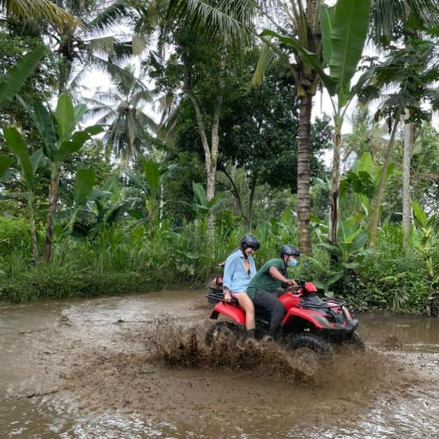 7 Portraits of Nia Ramadhani Riding ATV with Family, Happy and Content - Not Bothered by Dirty Clothes Covered in Mud
