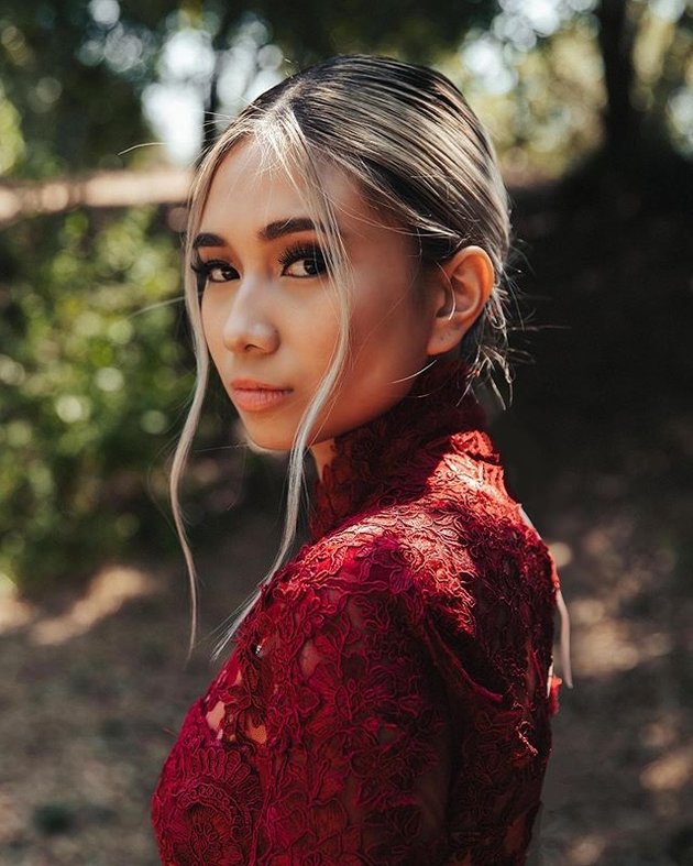 7 Portraits of Niki Zefanya Wearing Red and White Kebaya to Commemorate the 75th Indonesian Independence Day, Beautiful and Enchanting