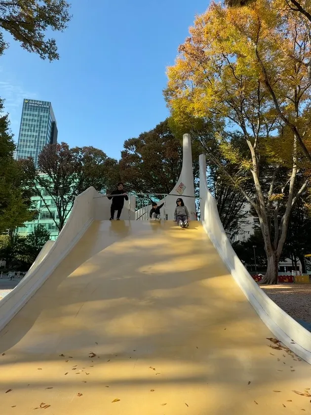 Nikita Willy, suami dan anak main perosotan saat Liburan di Jepang