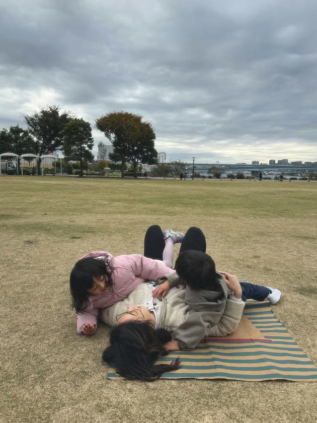 Nikita Willy tiduran di Taman di Jepang