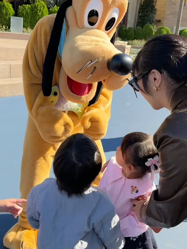 Keponakan dan anak Nikita Willy di Disneyland