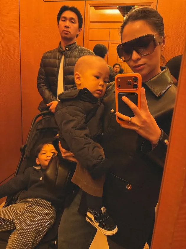 Nikita Willy dan keluarga tampil kompak saat Liburan di Jepang