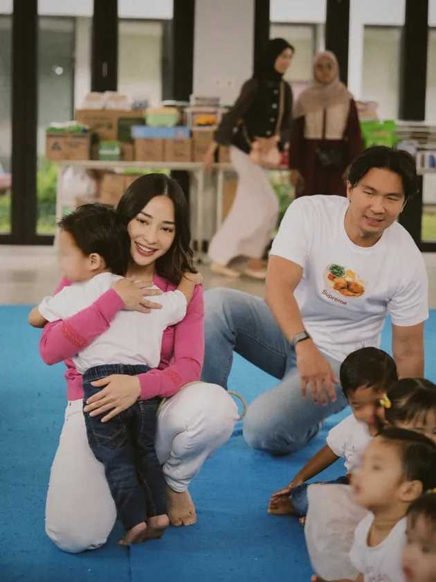 Nikita Willy dan Indra Priawan interaksi dengan anak Panti Asuhan