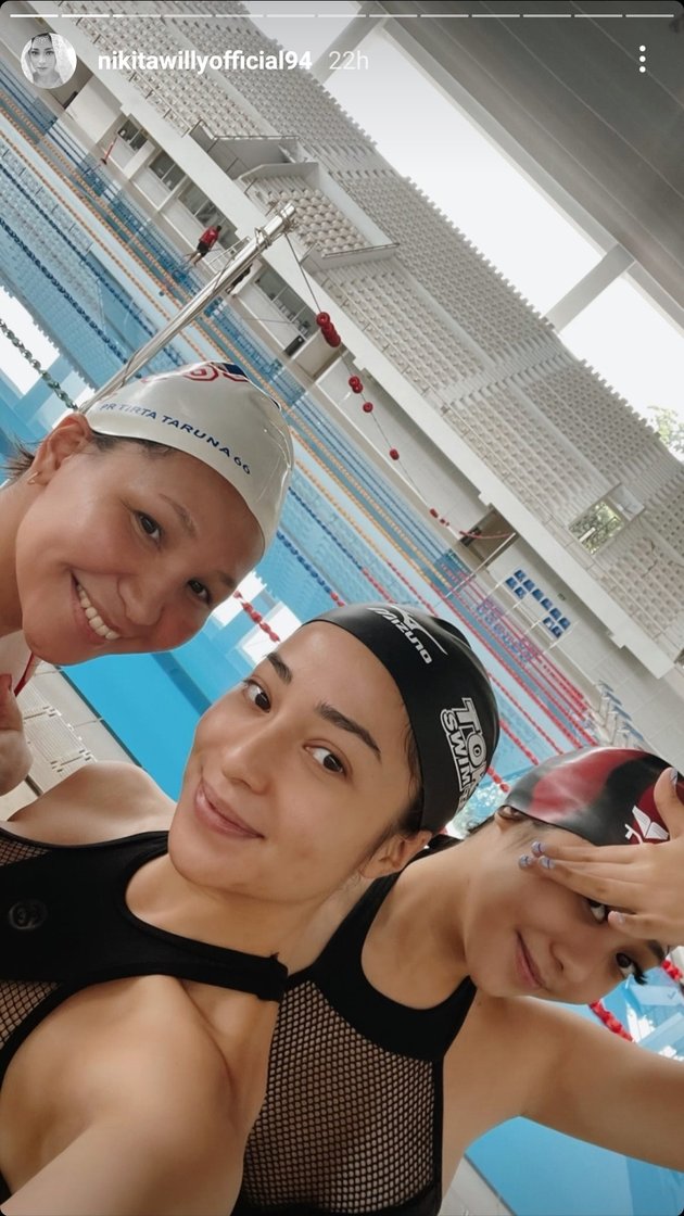 7 Portraits of Nikita Willy Staying Active in Sports Despite Being Pregnant with Her First Child, Trying a 3-Meter Deep Swimming Pool - Lifting Weights at the Gym