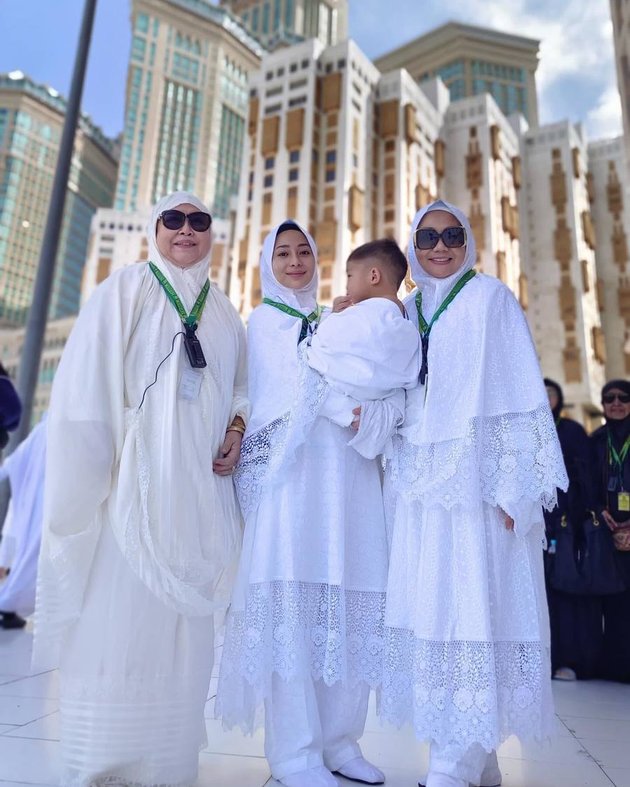 7 Portraits of Nikita Willy Performing Umrah with Husband and Family After Miscarriage of Second Child, Her Beauty is Calming