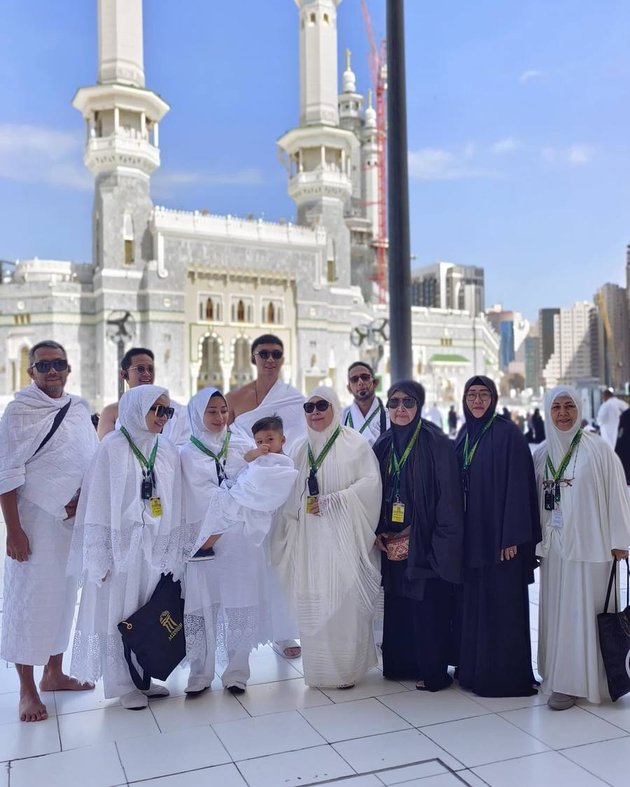 7 Portraits of Nikita Willy Performing Umrah with Husband and Family After Miscarriage of Second Child, Her Beauty is Calming