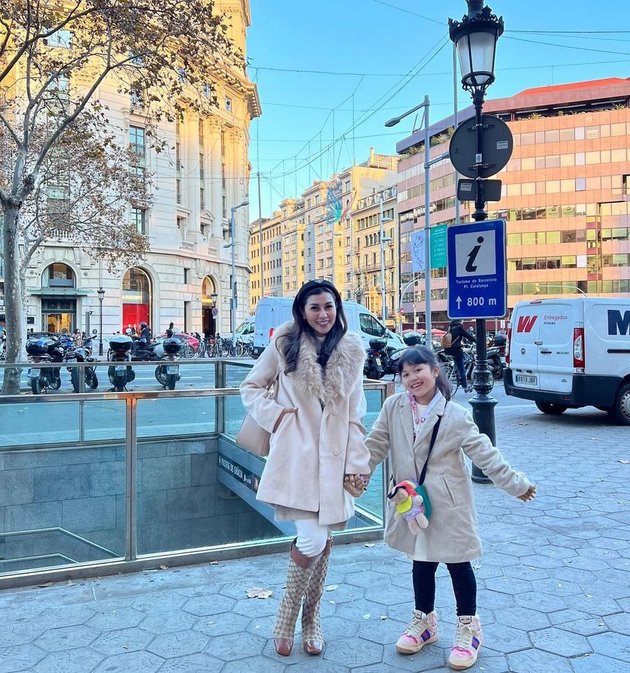 7 Portraits of Nisya Ahmad's Vacation to Barcelona with Family, Shopping and Sightseeing - Cool OOTD Becomes the Highlight