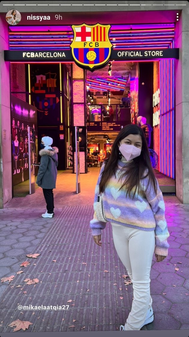 7 Portraits of Nisya Ahmad's Vacation to Barcelona with Family, Shopping and Sightseeing - Cool OOTD Becomes the Highlight