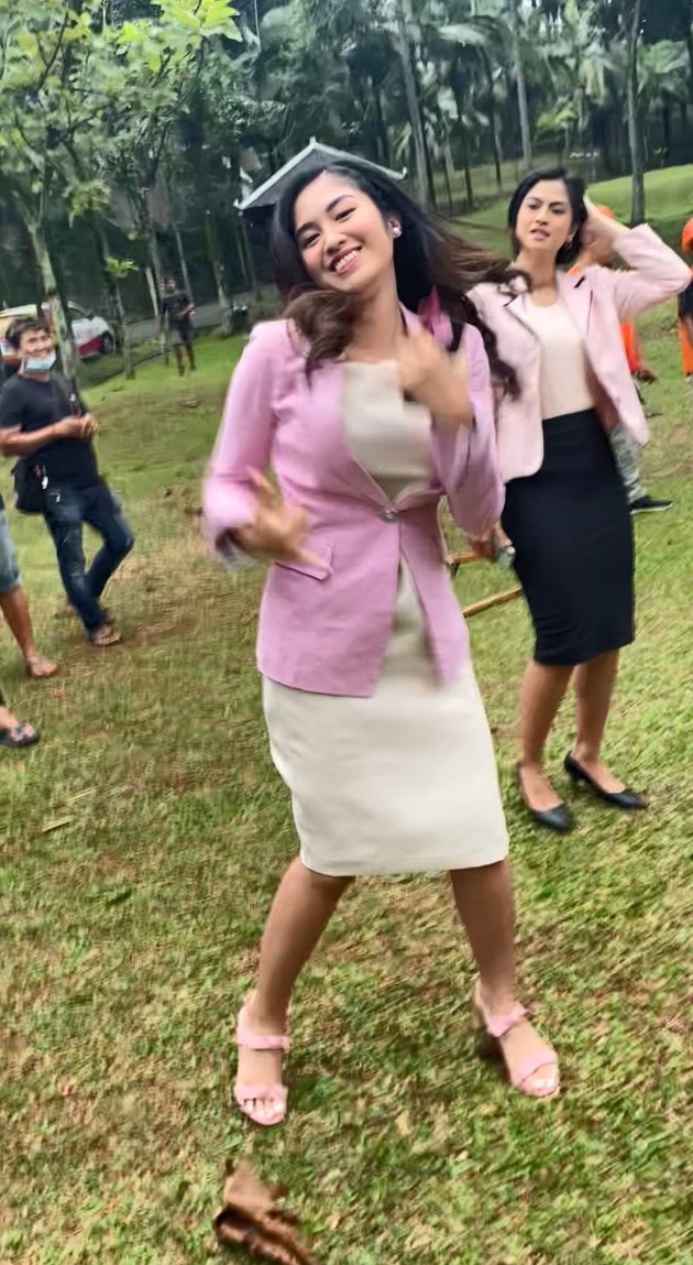 7 Photos of Ochi Rosdiana Dancing While Waiting for Her Turn to Shoot 'BUKU HARIAN SEORANG ISTRI', Boosting the Mood of All Cast Members