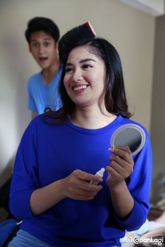 7 Portraits of Ochi Rosdiana Doing Her Own Make-up on the Set of 'BUKU HARIAN SEORANG ISTRI', Her Hair Stays Perfectly in Place!