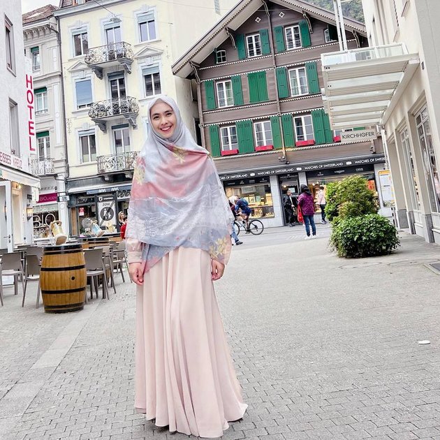 7 Portraits of Oki Setiana Dewi's Vacation to Switzerland with her Family, the Existence of the Youngest Son Sulaiman is Questioned - Held a Tausiyah Gathering in the Middle of the Snow 