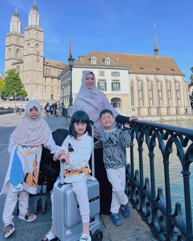 7 Portraits of Oki Setiana Dewi's Vacation to Switzerland with her Family, the Existence of the Youngest Son Sulaiman is Questioned - Held a Tausiyah Gathering in the Middle of the Snow 
