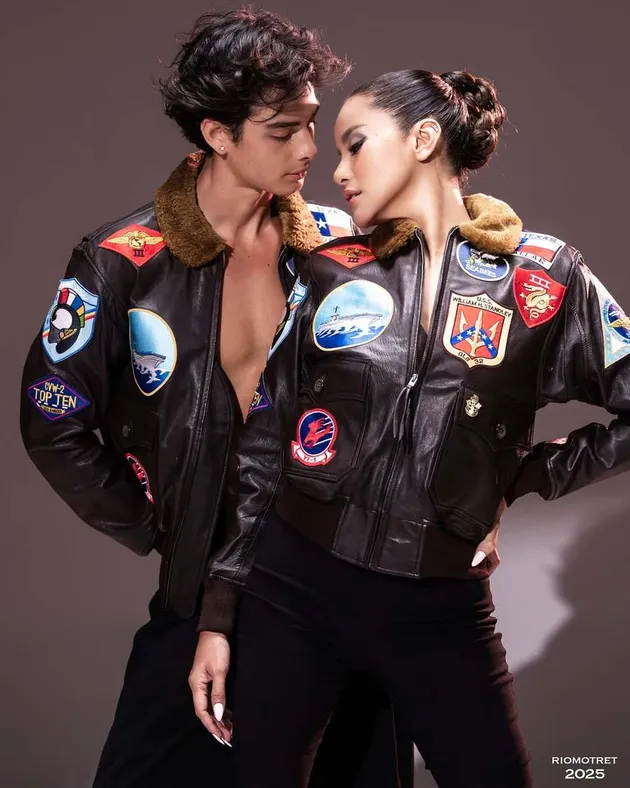 Kenakan Jaket Leather dengan Detail Edgy