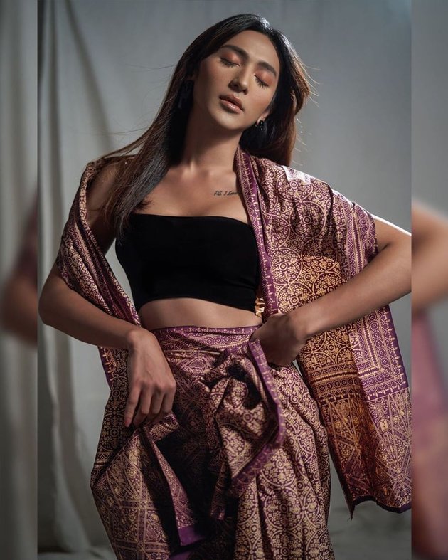 7 Portraits of Dena Rachman's OOTD with 'Open' Outfits, Wearing Backless Dresses - Colorful Bikinis