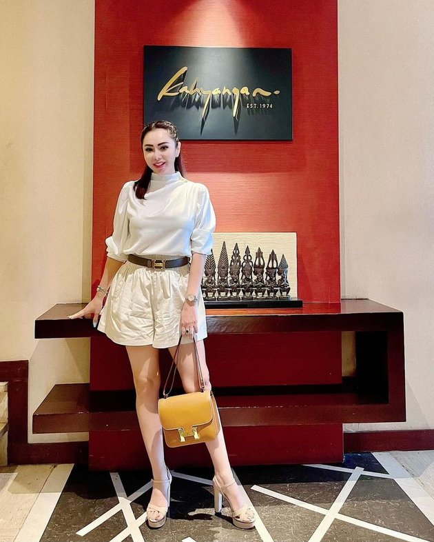 7 Potret OOTD Femmy Permatasari who Looks Like a Teenager, Confidently Wearing Hotpants to Show Off Her Slim Legs - Always Cheerful with Colorful Outfits