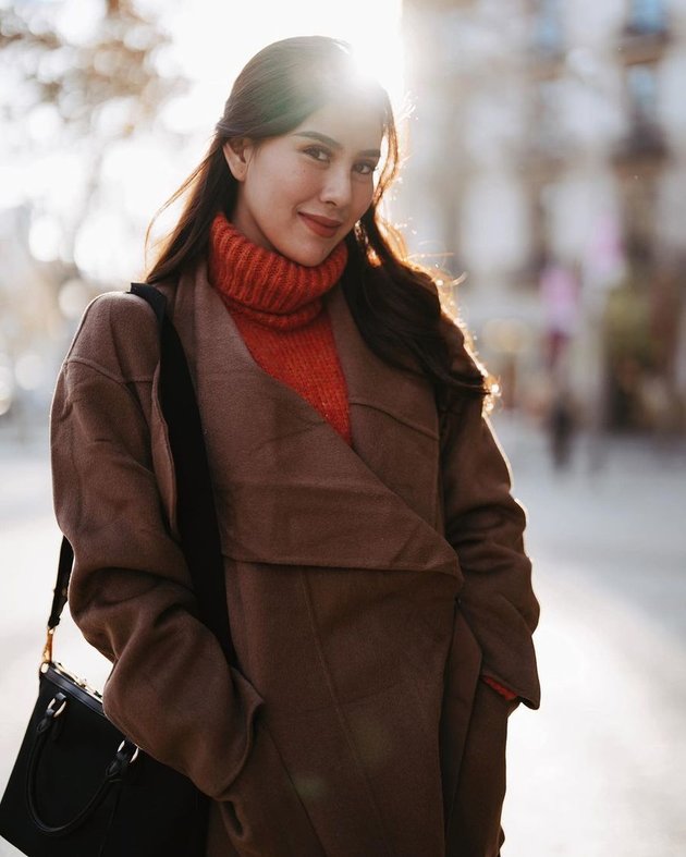 7 Portraits of Syahnaz Sadiqah's OOTD During a Trip Around Europe, Looking Cute Wearing a Baby Pink Coat in the Middle of Snow - Said to Resemble Bella Swan