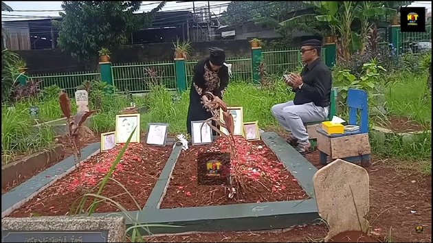 7 Portraits of Bibi Andriansyah's Parents Kissing Vanessa Angel's Photo at the Grave While Shedding Tears, a Great Loss Still Envelopes