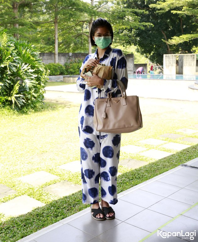 7 Portraits of Hana Saraswati's Outfit During the Filming of 'BUKU HARIAN SEORANG ISTRI' Looking Casual Wearing Sandals