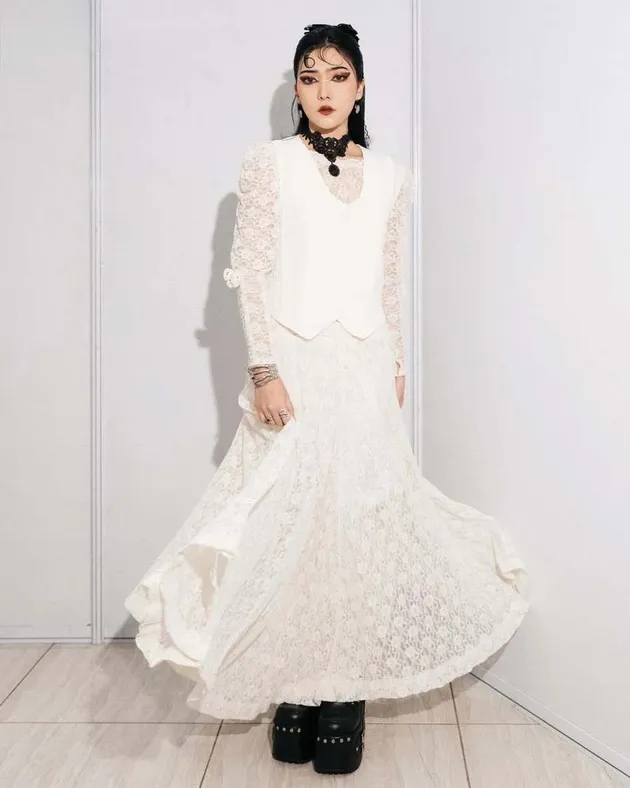 Pesona Victorian Goth dalam Balutan Serba Putih