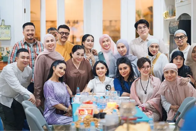 Iis Dahlia dan para artis.