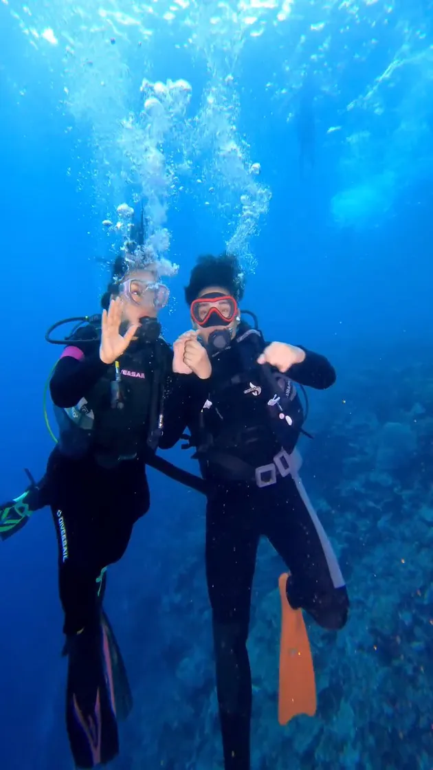 Paramitha Rusady dan anak saat diving