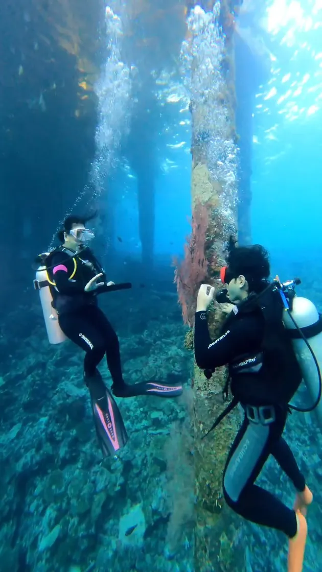 Paramitha Rusady pakai busana khsusus diving