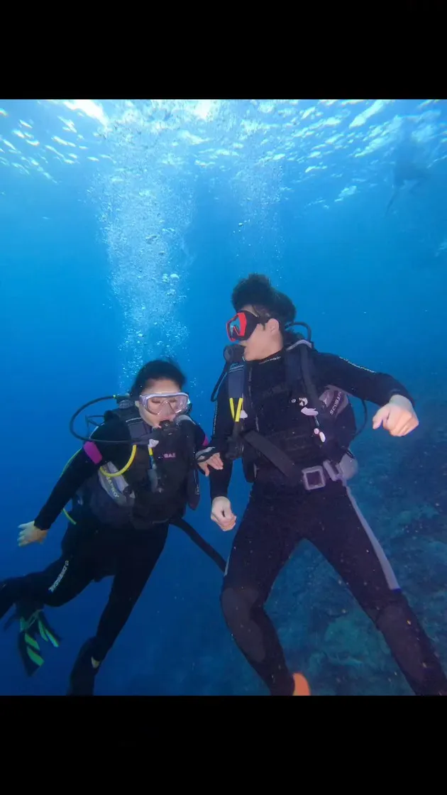 Momen hangat Paramitha Rusady dan anak saat diving