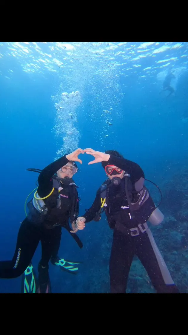 Paramitha Rusady pose membentuk simbol hati saat diving