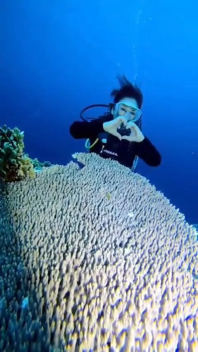 Paramitha Rusady perlihatkan simbol hati saat diving