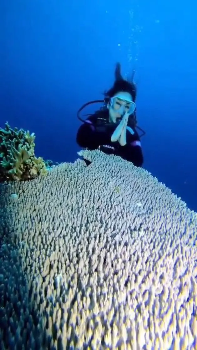 Paramitha Rusady pose dari dalam air