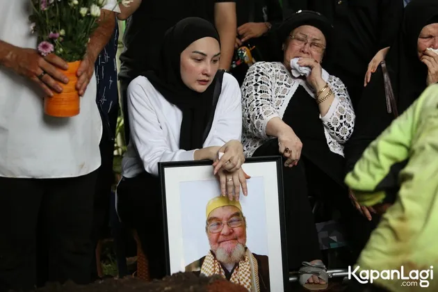Ayah Mona Ratuliu Meninggal Pemakaman