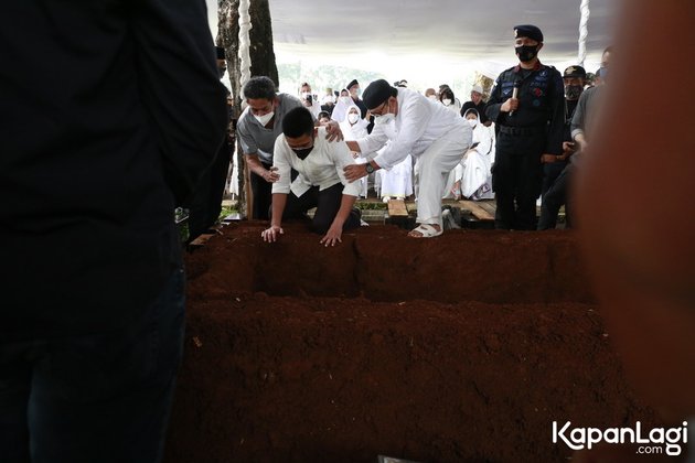 7 Portraits of Dian Sastrowardoyo's Funeral, Decorated with Sadness and Sorrow - Flower Scattering as a Farewell Sign